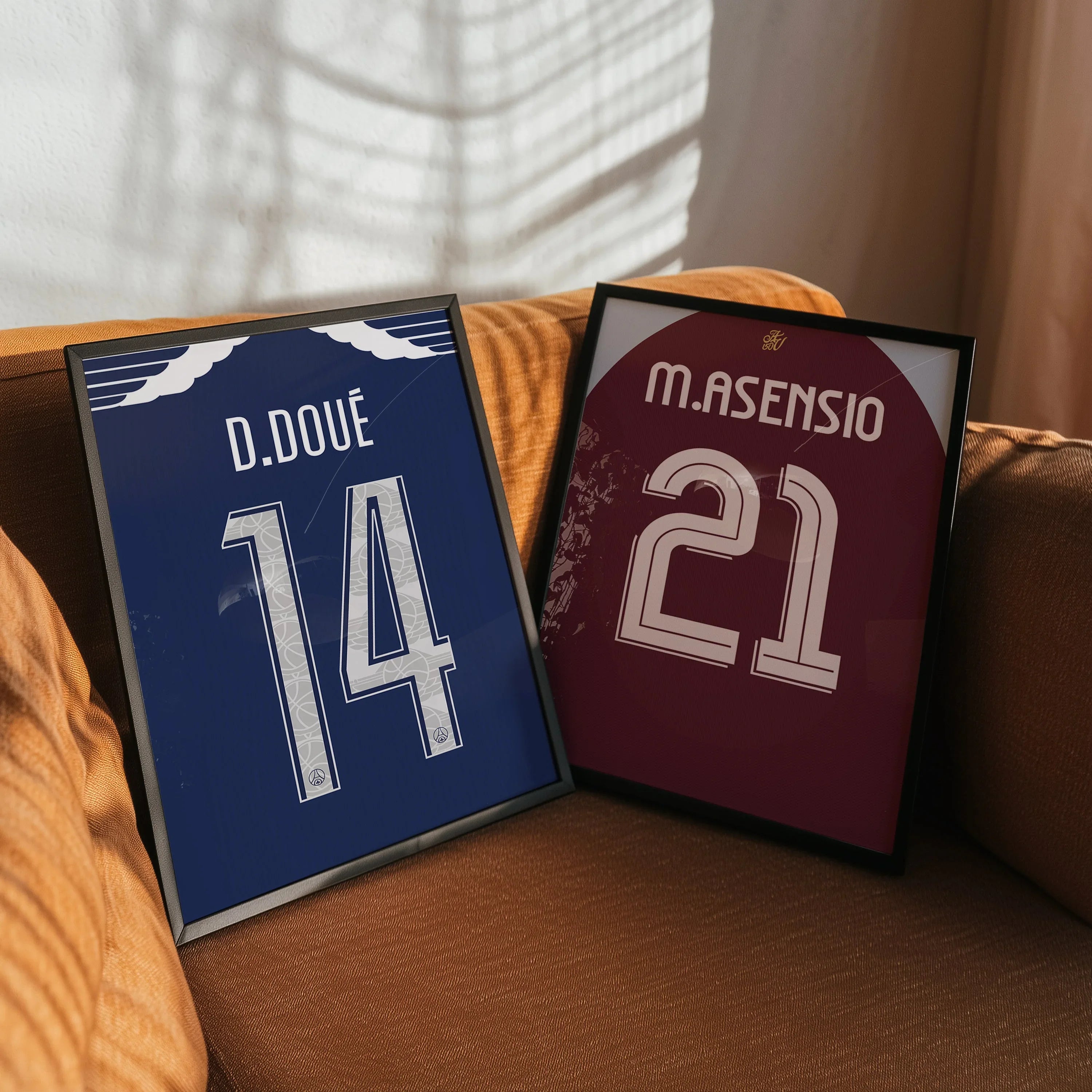 Deux cadres personnalisés de maillots de football posés sur un canapé : l’un représentant D. Doué (PSG), l’autre M. Asensio (Aston Villa)