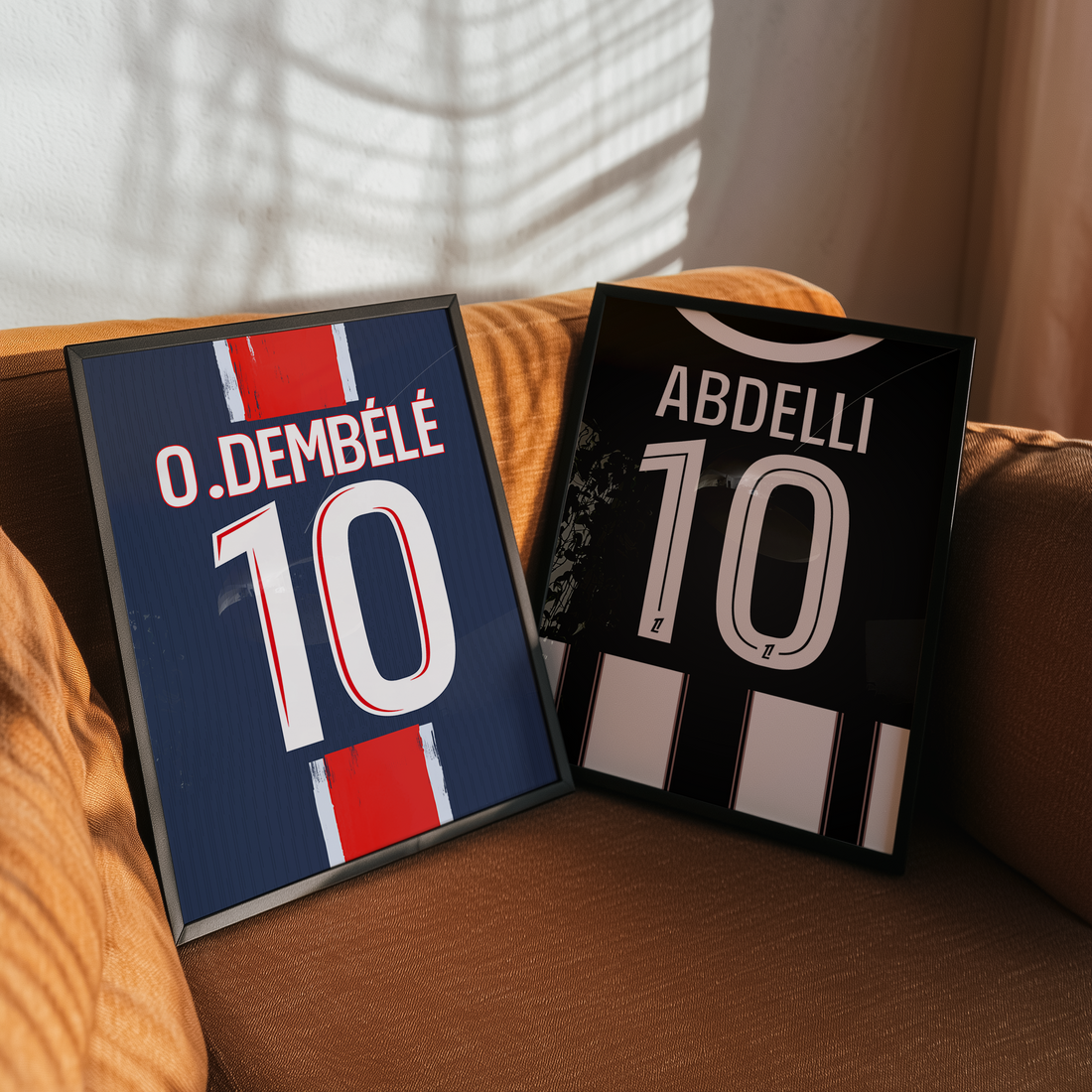 Deux cadres personnalisés de maillots de football, PSG Ousmane Dembélé et Angers Abdelli, posés sur un canapé en lumière naturelle