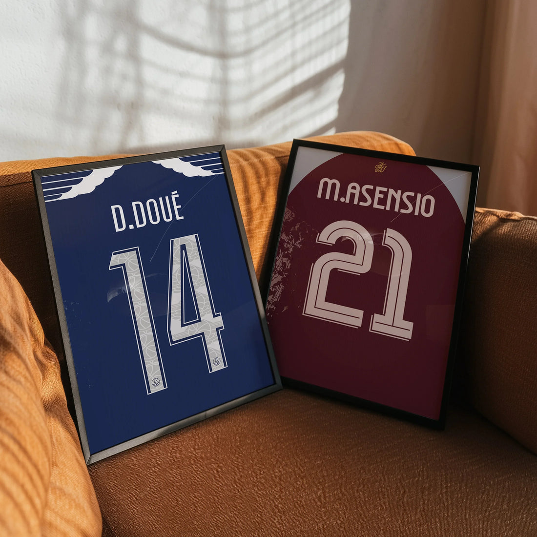 Deux cadres personnalisés de maillots de football posés sur un canapé : l’un représentant D. Doué (PSG), l’autre M. Asensio (Aston Villa)