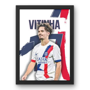 Affiche Vitinha - PSG | Le Talent au Milieu de Terrain – Affiche encadrée personnalisée - Cadre Perso