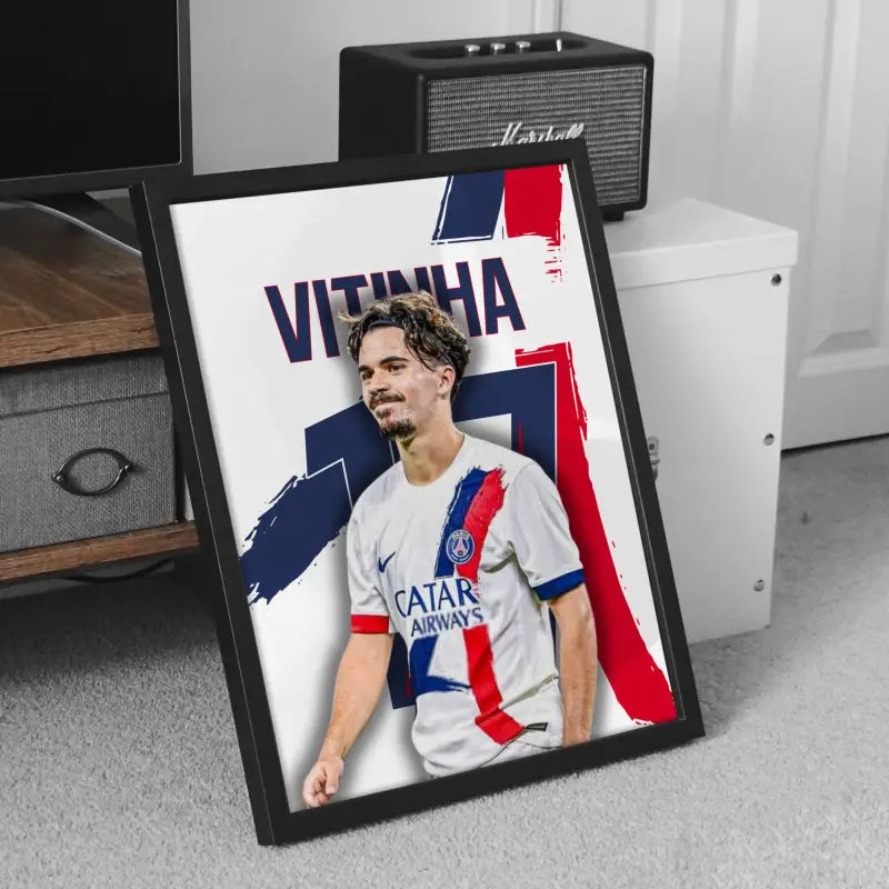 Affiche Vitinha - PSG | Le Talent au Milieu de Terrain – Affiche encadrée personnalisée - Cadre Perso