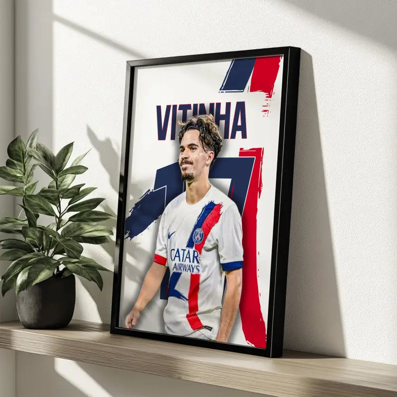 Affiche Vitinha - PSG | Le Talent au Milieu de Terrain – Affiche encadrée personnalisée - Cadre Perso