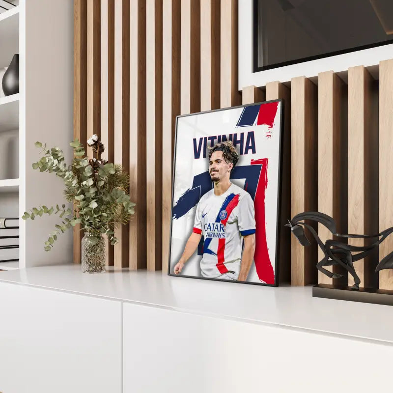 Affiche Vitinha - PSG | Le Talent au Milieu de Terrain – Affiche encadrée personnalisée - Cadre Perso