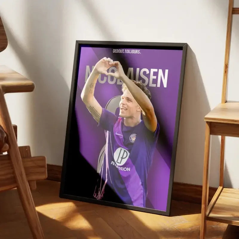 Affiche Rasmus Nicolaisen - Toulouse FC | Dévouement en Violet et Blanc – Affiche encadrée personnalisée - Cadre Perso